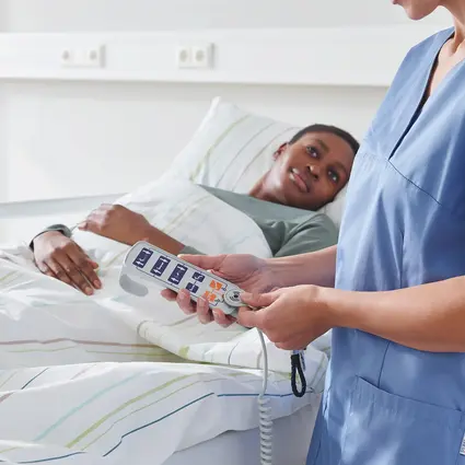 Le personnel soignant déverrouille les fonctions Evario one à l’aide d’un interrupteur manuel magnétique.