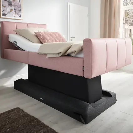 Je kunt duidelijk zien hoe de stoffen bekleding de hefkolom en de stangen van het Libra - variant deluxe lifestylebed verbergt.