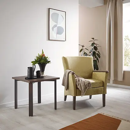 Fotel Luna w kolorze żółtym ze stolikiem bocznym i dekoracją kwiatową