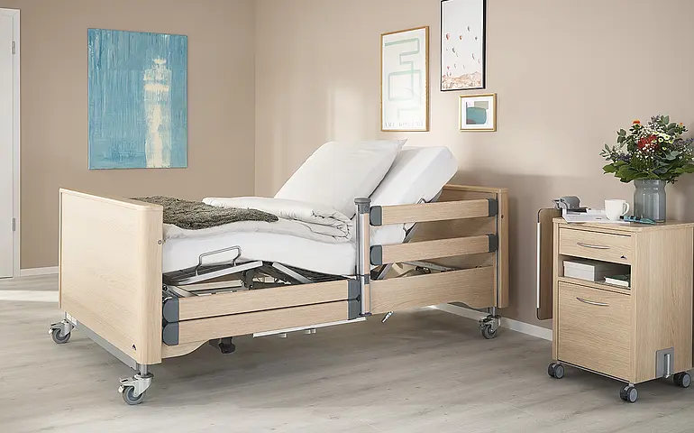 Arena heavy-duty care bed with 3/4 safety sides and raised backrest