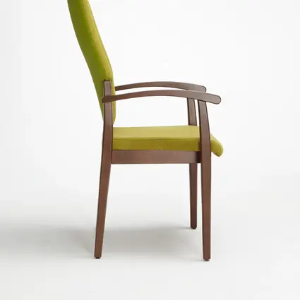 Modèle Fena version chaise à dossier haut avec main courante