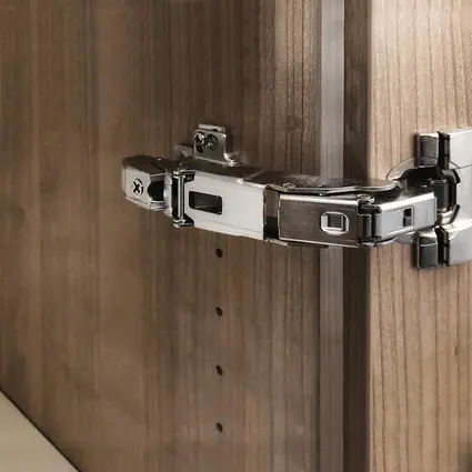 Türen der Anrichte können z. B. mit Öffnungswinkel 155 Grad ausgestattet werden.