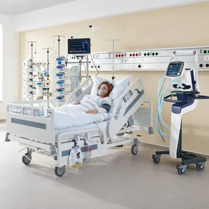 Evario one Krankenhausbett mit Versorgungsbügel und Griffsystem