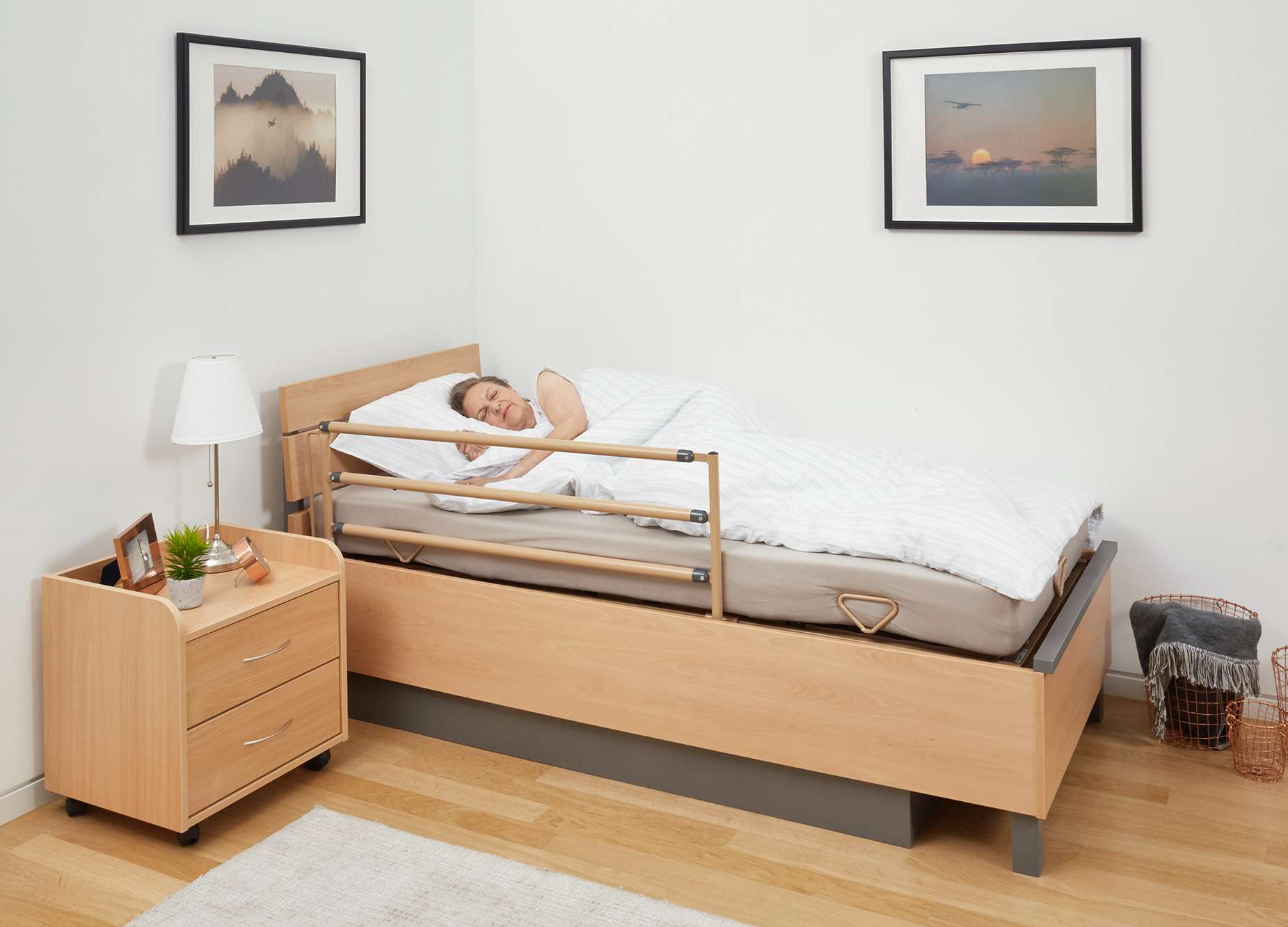 Zabezpieczenie boczne łóżka Lippe w połączeniu z zabudową Relax