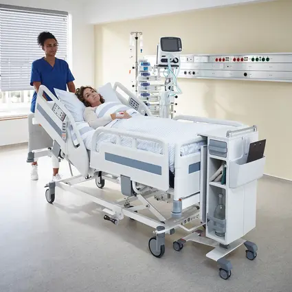 Hoitaja siirtää Evario one -sairaalasänkyä, jonka ajettavuus on hyvä.