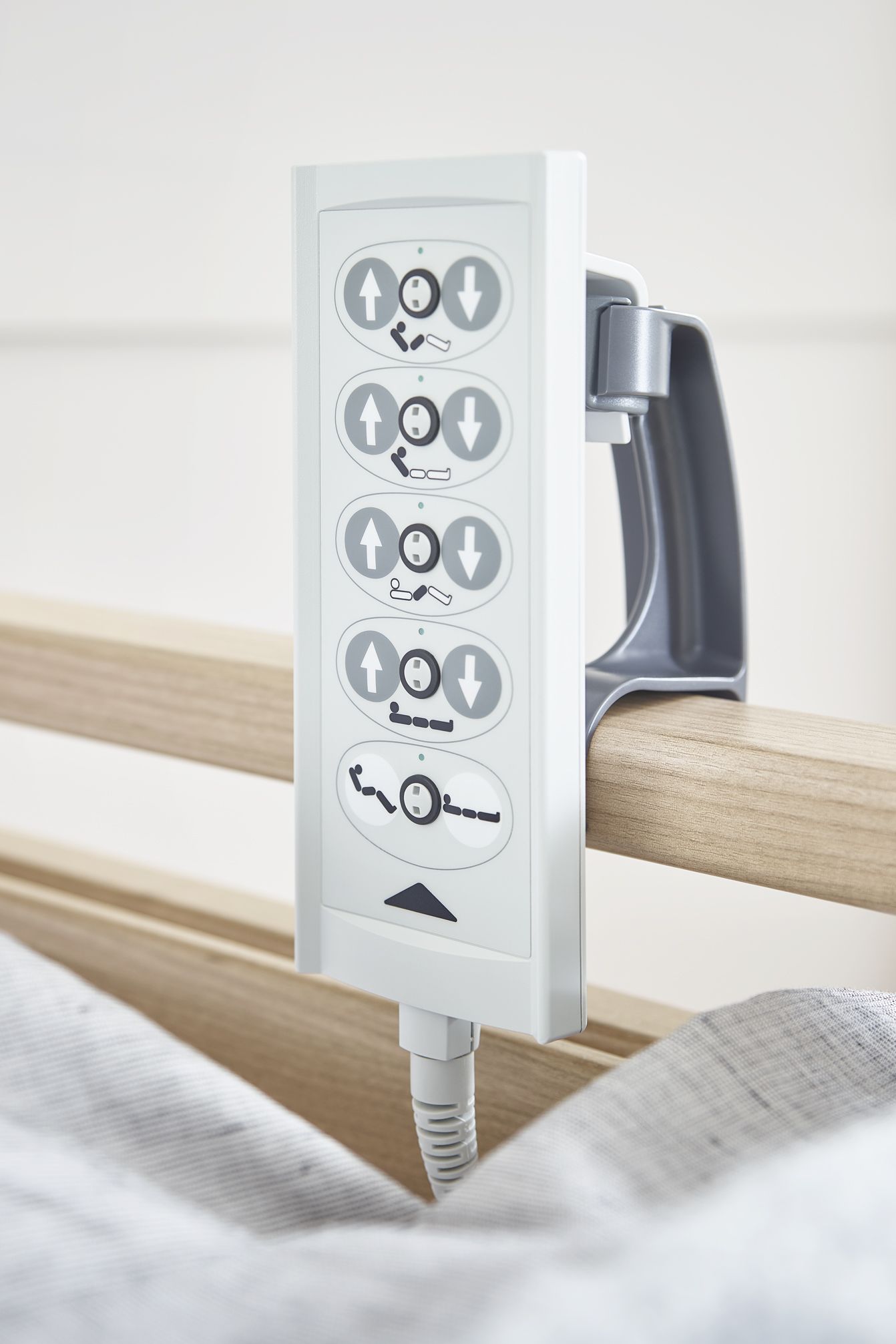 Selectively lockable handset for the Regia care bed
