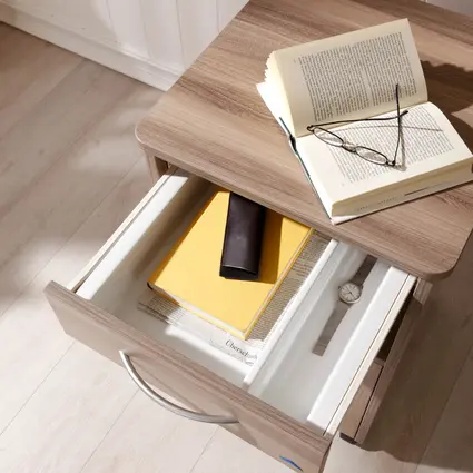 Gavetas guiadas por roletes na mesa de cabeceira Combino