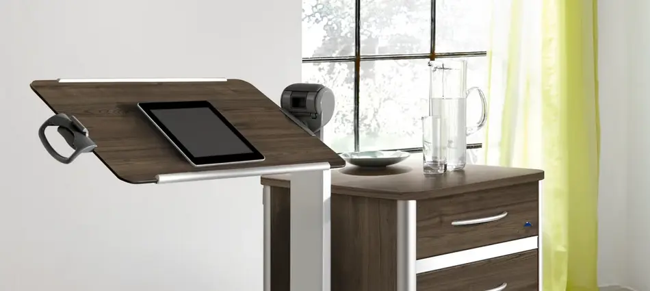 Schwenkbarer Betttisch am Nachttisch Combino