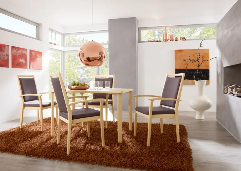 Stuhlmodell Mavo von Stiegelmeyer mit Holzgestell und Polstersitz – funktionales Sitzmöbel für Pflegeeinrichtungen