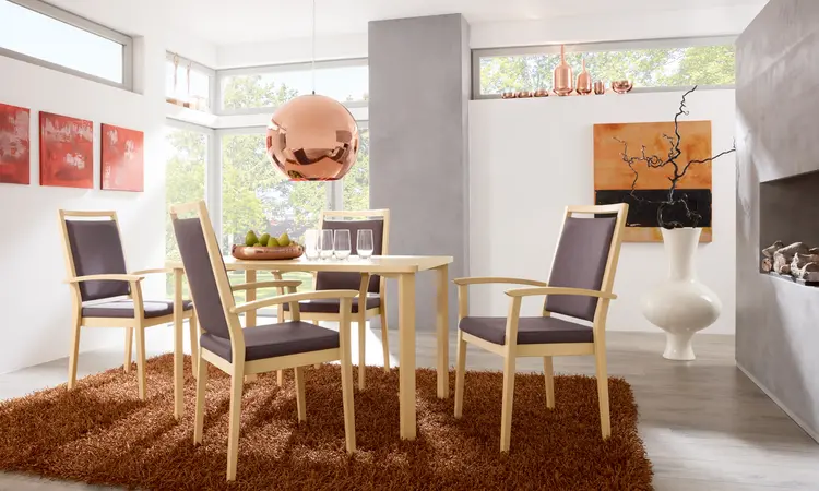 Stuhlmodell Mavo von Stiegelmeyer mit Holzgestell und Polstersitz – funktionales Sitzmöbel für Pflegeeinrichtungen