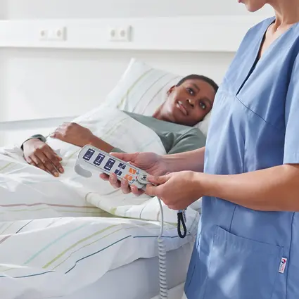 Pflegekraft entsperrt Funktionen des Evario one mit Magnethandschalter