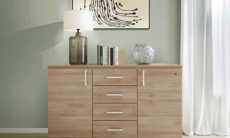 Modulares Schranksystem Adrano von Stiegelmeyer mit hellem Holzdekor, ideal für Pflegeeinrichtungen und Kliniken