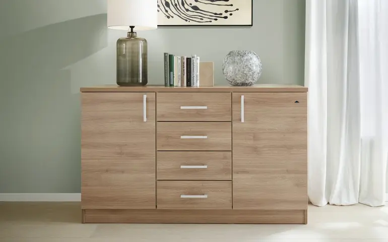 Modulares Schranksystem Adrano von Stiegelmeyer mit hellem Holzdekor, ideal für Pflegeeinrichtungen und Kliniken