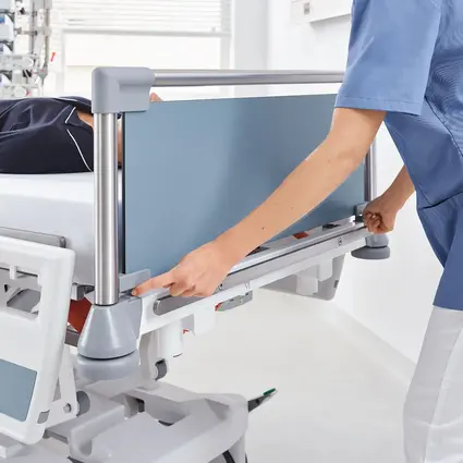 Entriegelungsmechanismus am Kopfteil des Sicuro tera Intensivbetts