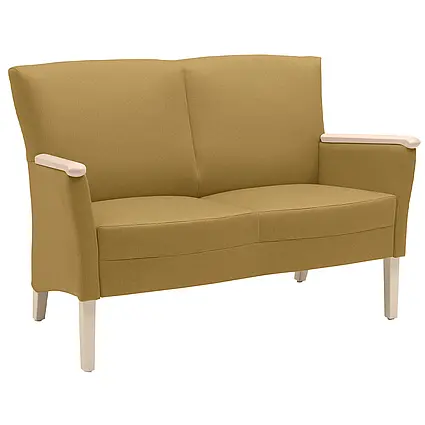 Sofá de 2 lugares Luna com tecido amarelo e braços de madeira clara.