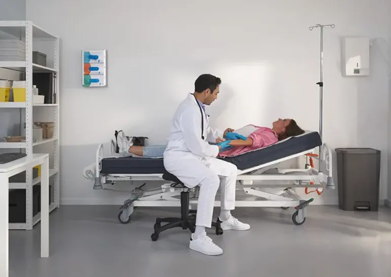 Evario one -sairaalasänky ilman sivulaitoja potilaan esteettömään liikkumiseen ja joustavaan hoitoon