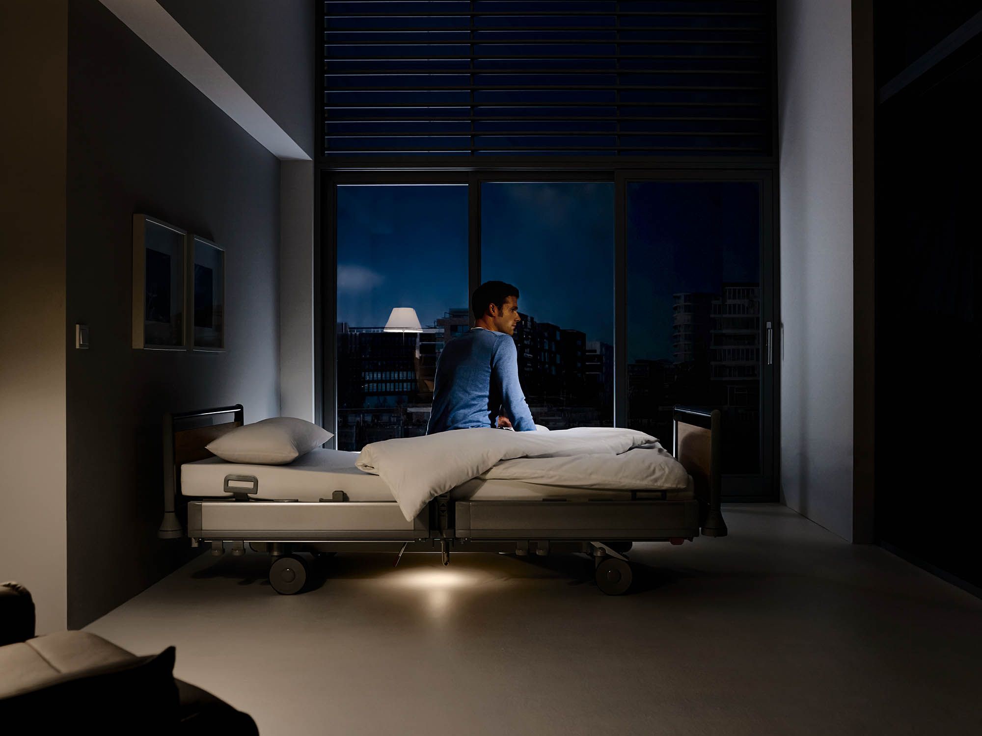 De vloerverlichting ter oriëntatie 's nachts op het ziekenhuisbed Puro