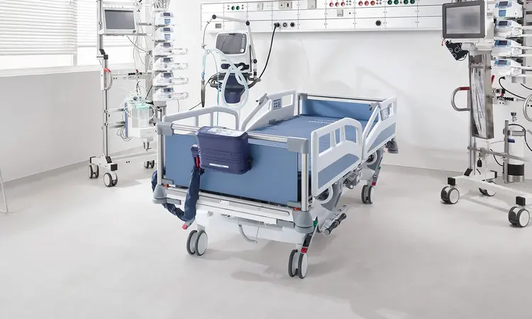 Sistema de pressão alternada Smartline Pro da Novacare na cama hospitalar Sicuro tera Intenvis da Stiegelmeyer em um quarto de hospital