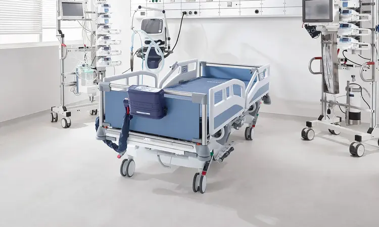 Smartline Pro alternating pressure system from novacare on Sicuro tera Intenvis bed from Stiegelmeyer in a hospital room