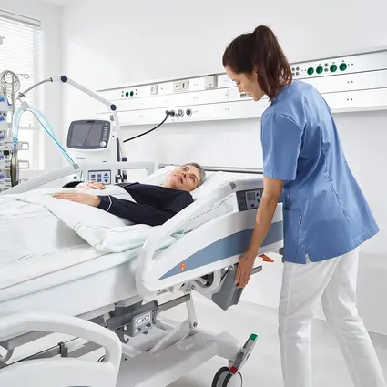 Absenken der Protega-Seitensicherung am Sicuro tera Krankenhausbett
