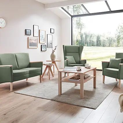 Wohnbereich mit Luna Sofa, Sesseln und Tisch in heller Umgebung