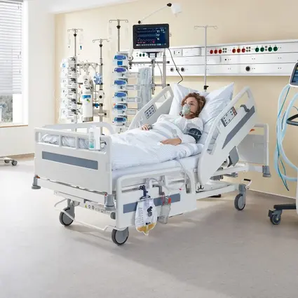 Optionale Montageleisten und praktische Griffstangen unterstützen die moderne Patientenpflege von allen Seiten.