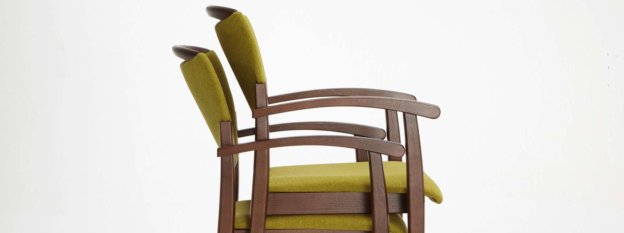 Sztaplowane krzesła Fena ułatwiają utrzymanie czystości w pomieszczeniu