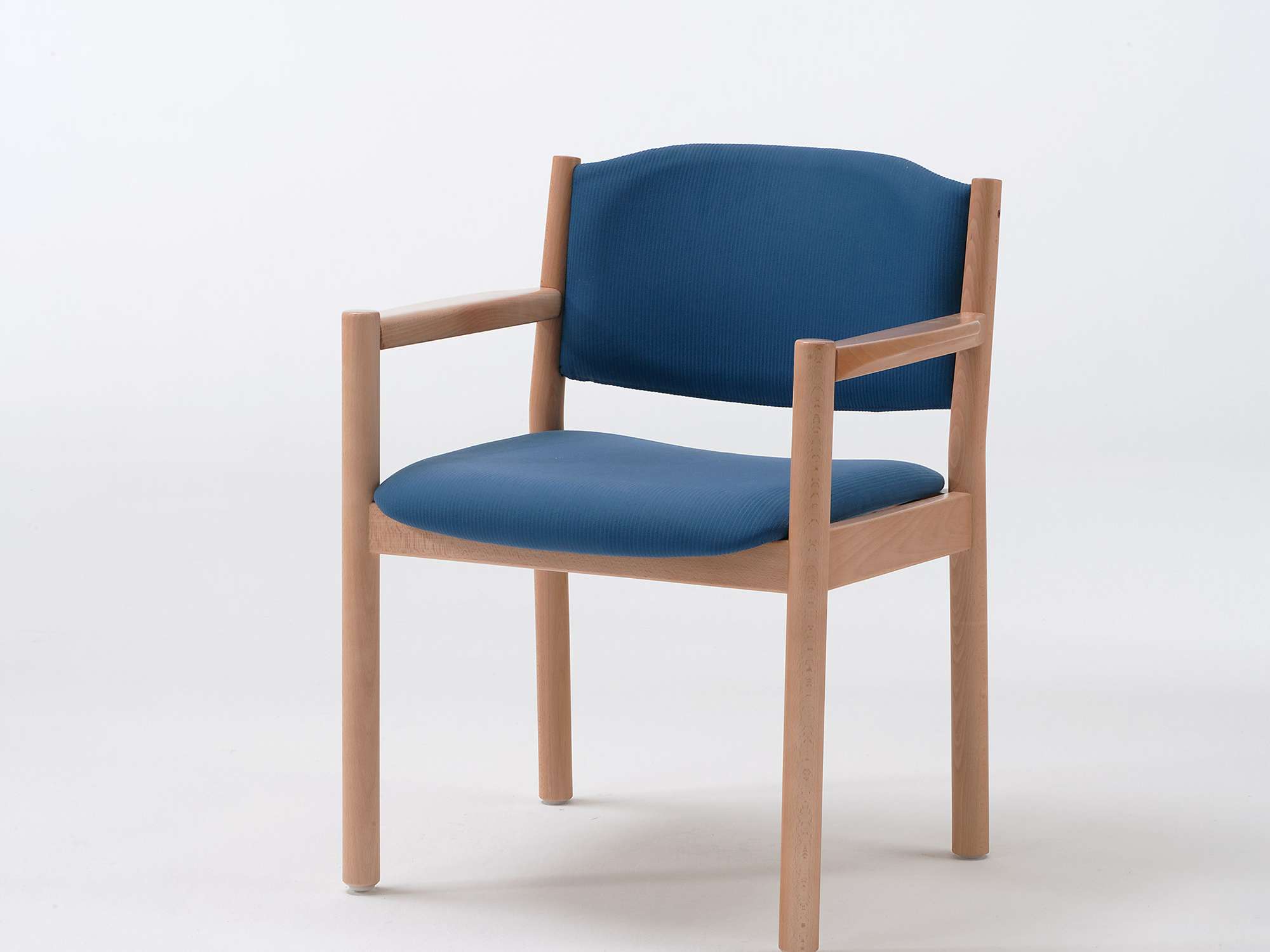 Primo-tuoli käsinojalla varustettuna mallina
