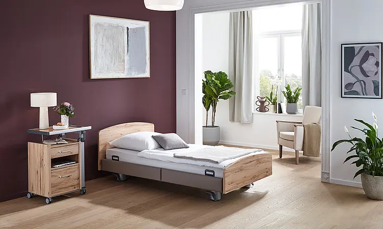 Cama Elvido de baixa altura com acabamento em madeira e estrutura próxima ao chão para maior segurança.