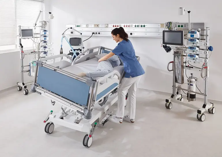 Fußschalter zur Bedienung der seitlichen lateralen Schwenkfunktion am Sicuro tera Bett im Klinikraum