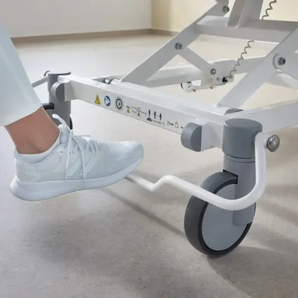 Hoitaja työntää Evario one -sairaalasänkyä sairaalan käytävällä