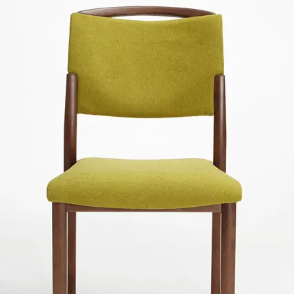 Modell Fena als Stapelstuhl mit Griffbügel ohne Armlehnen