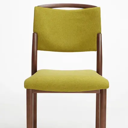 Modell Fena als Stapelstuhl mit Griffbügel ohne Armlehnen