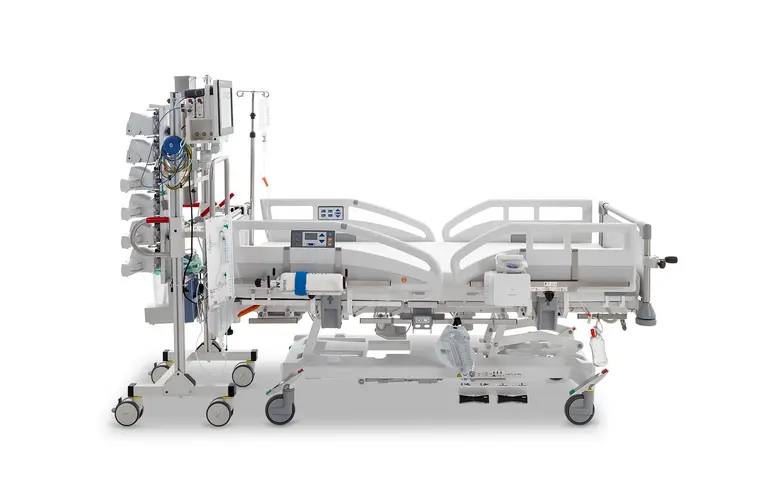 Seitenansicht vom Sicuro tera Intensivbett mit Anbringung von medizinischem Equipment, Geräte oder auch Seitensicherung