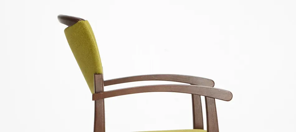 Modell Fena als Stapelstuhl mit Armlehnen und Griffbügel