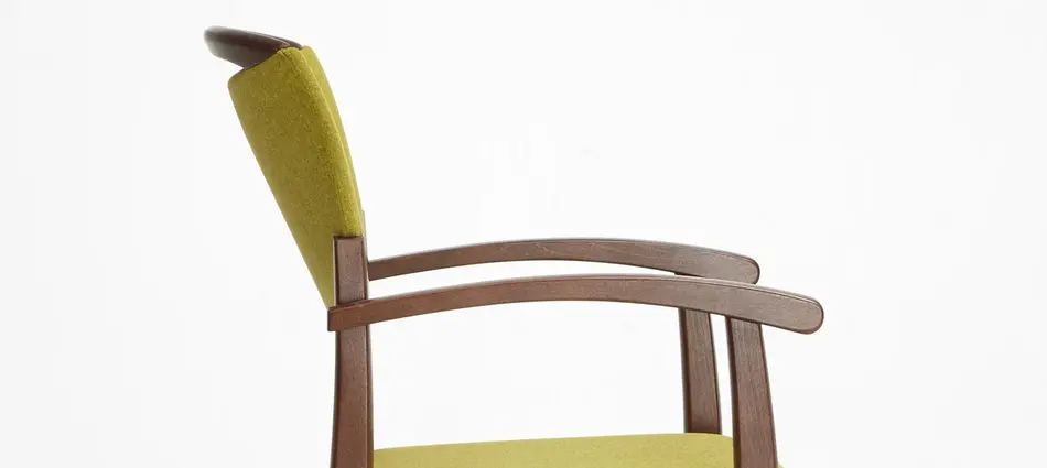 Modell Fena als Stapelstuhl mit Armlehnen und Griffbügel