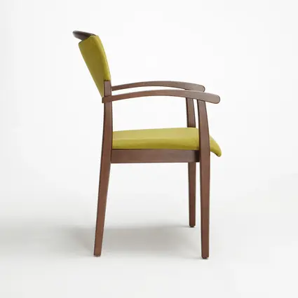 Modèle Fena version chaise empilable avec accoudoirs et main courante