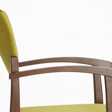 Modell Fena als Stapelstuhl mit Armlehnen und Griffbügel