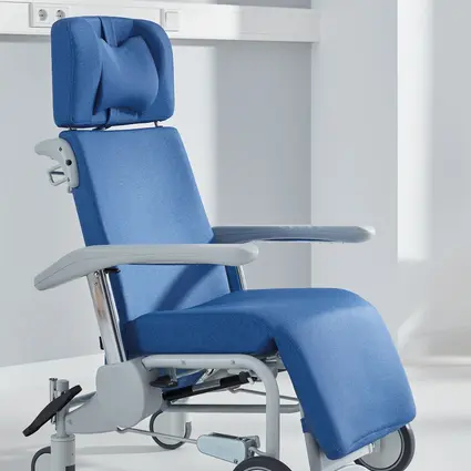 The Ravello sano has two directional castors and a footrest that folds up.