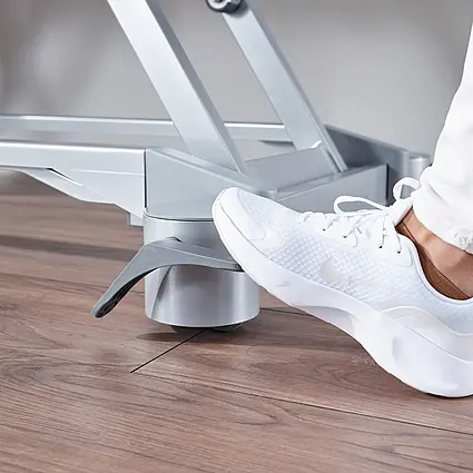 Elvido vervo mit leicht bedienbarer Zentralbremse für sicheren Stand im Pflegezimmer.