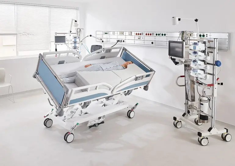 Laterale Schwenkung des Sicuro tera Intensivbett mit eingesetztem Formpolster zur Lagerung