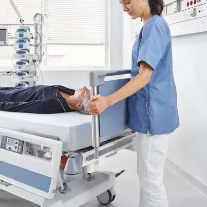 Entnahme des Kopfteils am Sicuro tera Krankenhausbett