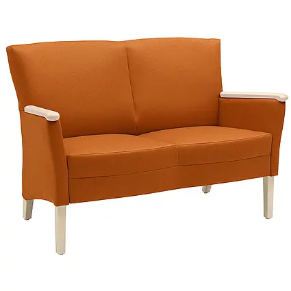 Sofá Luna de dos plazas en color naranja con pies de madera clara