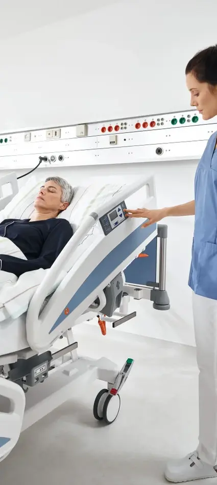 Bedienpanel des Sicuro tera Intenvisbett, Krankenhausbett mit gut sichtbarer CPR-Notfalltaste