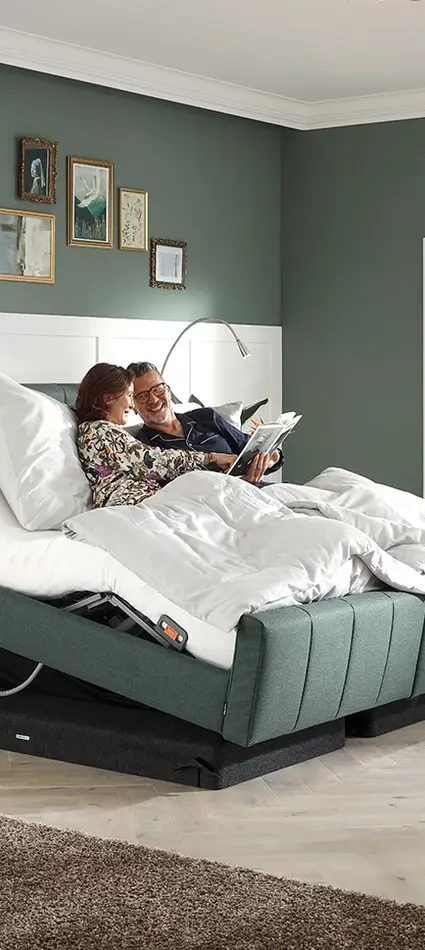 De Libra - variant deluxe wordt getoond als een tweepersoonsbed met een stel in een comfortabele zitpositie.