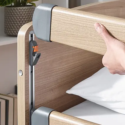 Elvido Pflegebett mit Easy Click System zur werkzeuglosen Montage der Seitensicherungs-Holme.