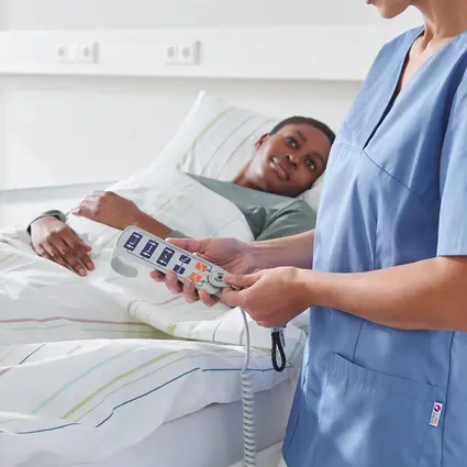 El cuidador desbloquea las funciones de Evario one con un interruptor magnético manual