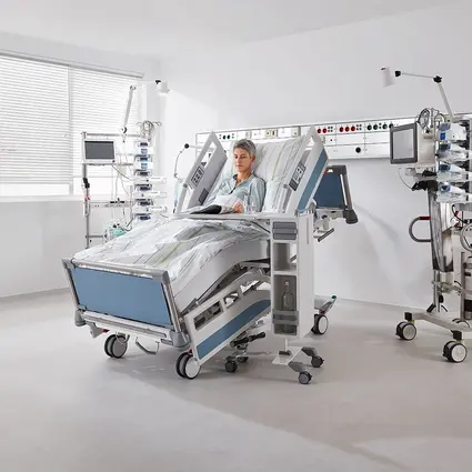 Sicuro tera Krankenhausbett in aufrechter Cardiac-Chair-Position zur Unterstützung beim Atmen und Essen