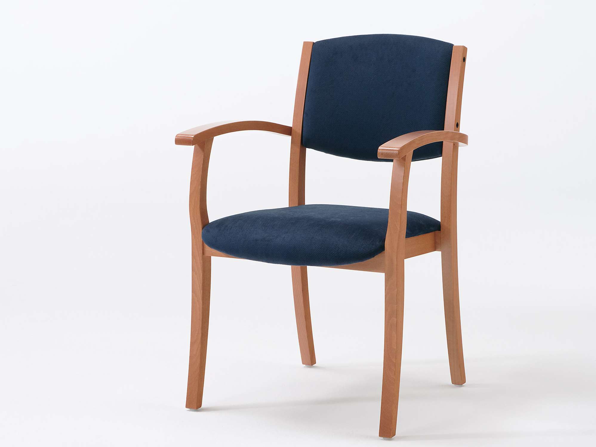 Model Sedego jako krzesło sztaplowane z podłokietnikami