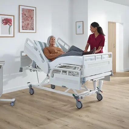 Paciente en Evario one, la enfermera ajusta la altura de trabajo de forma ergonómica